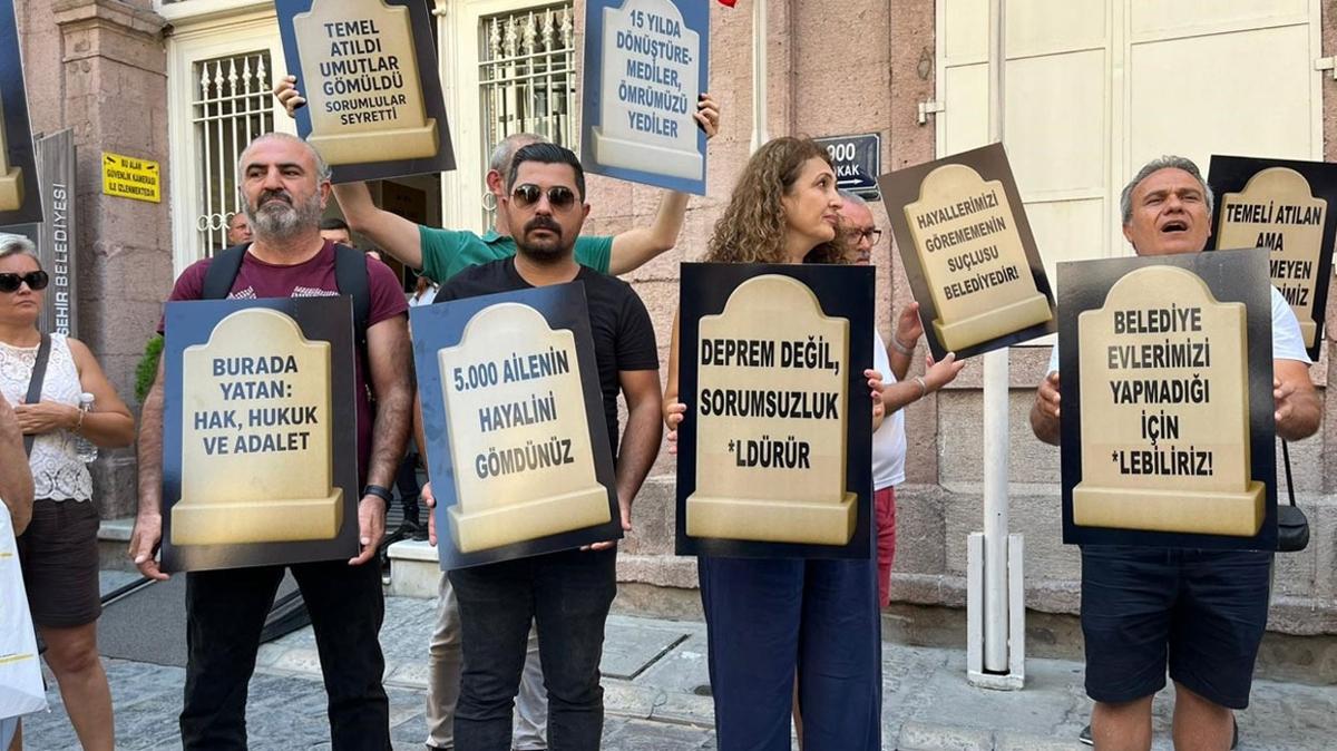CHP'li belediyeye ''mezar tal'' protesto! Projeyi ellerine yzlerine bulatrdlar