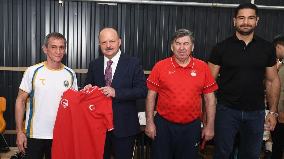 Taha Akgl'den Dnya Gre ampiyonas'na hazrlanan sporculara ziyaret