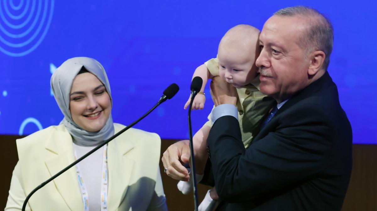 Cumhurbakan Erdoan'n krssnde minik misafir... Program ncesinde sevgi dolu anlar