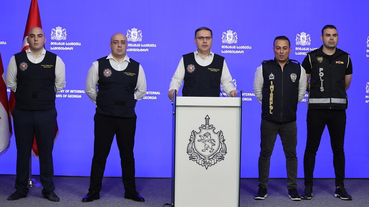 Komuda ortak operasyon! Trkiye'nin arad 12 isim enselendi
