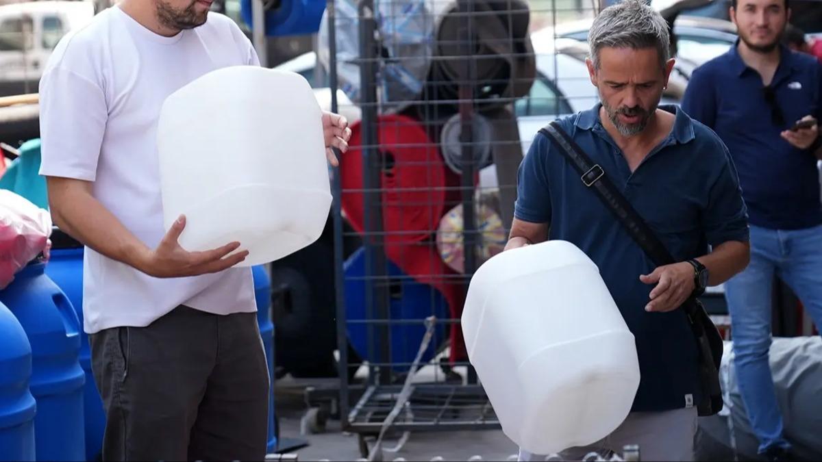 zmir Bykehir Belediyesine tepkiler  gibi: ZSU patlak ve kirli borular yenilemiyor