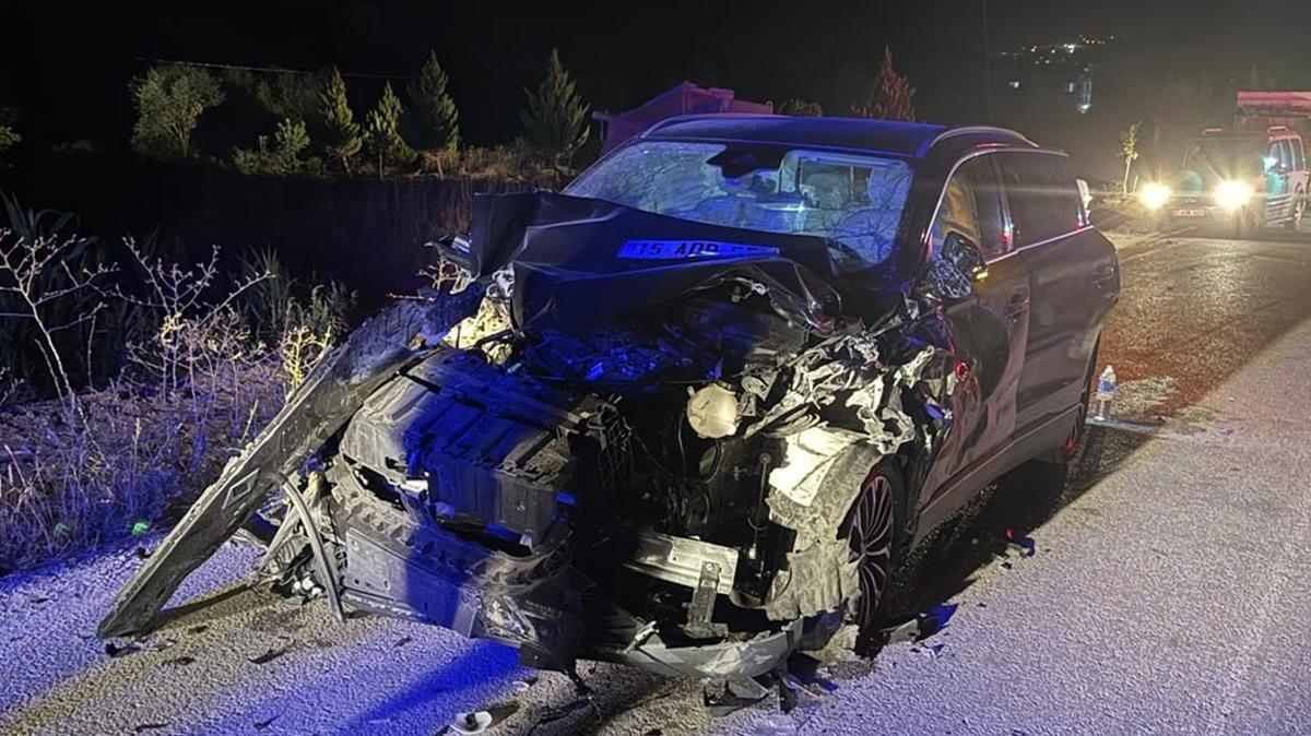 Burdur'da otomobil ile traktr arpt: 6 yaral