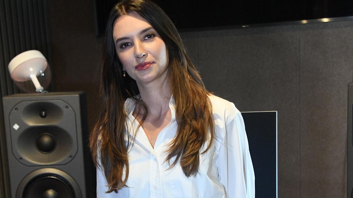 Leyla Lydia Tuutlu'dan Alev Alev srprizi! Rol arkada mikrofon oldu