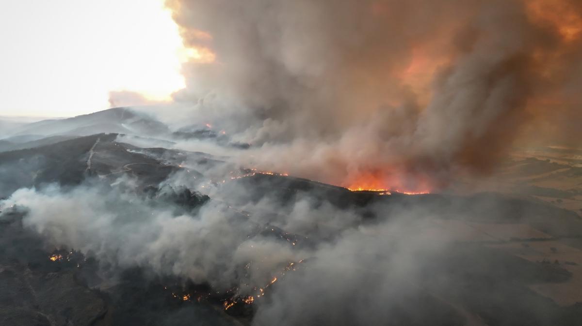 Alevlerle zorlu mcadele: 5 ky tahliye edildi