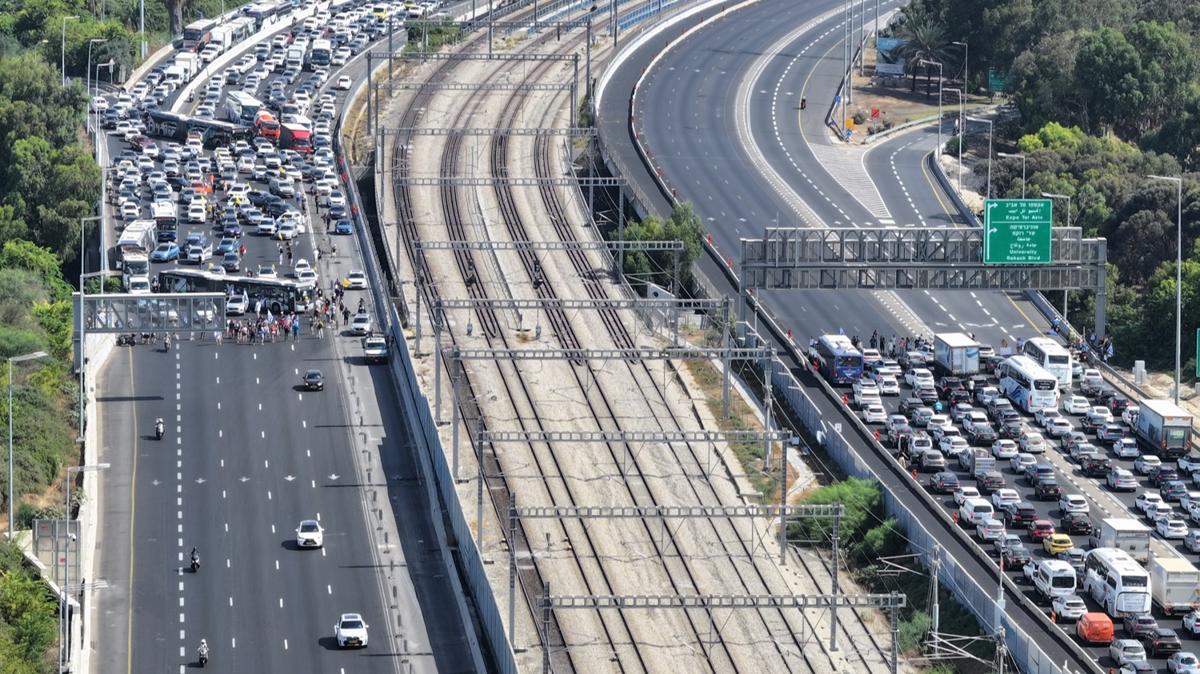 srail'de yollar kestiler!