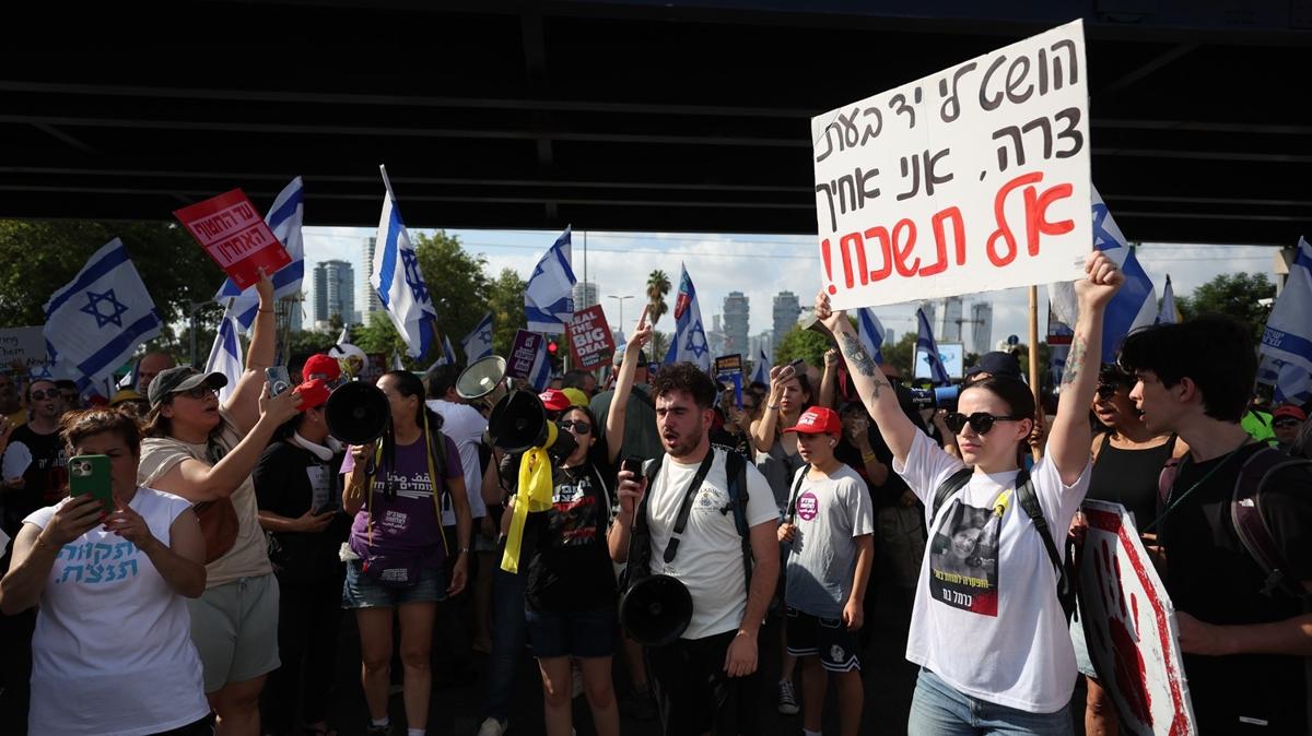 sraillilerden Netanyahu'ya isyan: On binlerce kii Gazze igaline kar greve gitti 