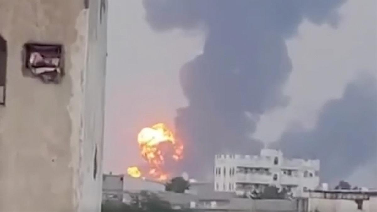Yemen'in bakenti Sana'da patlamalar duyuldu