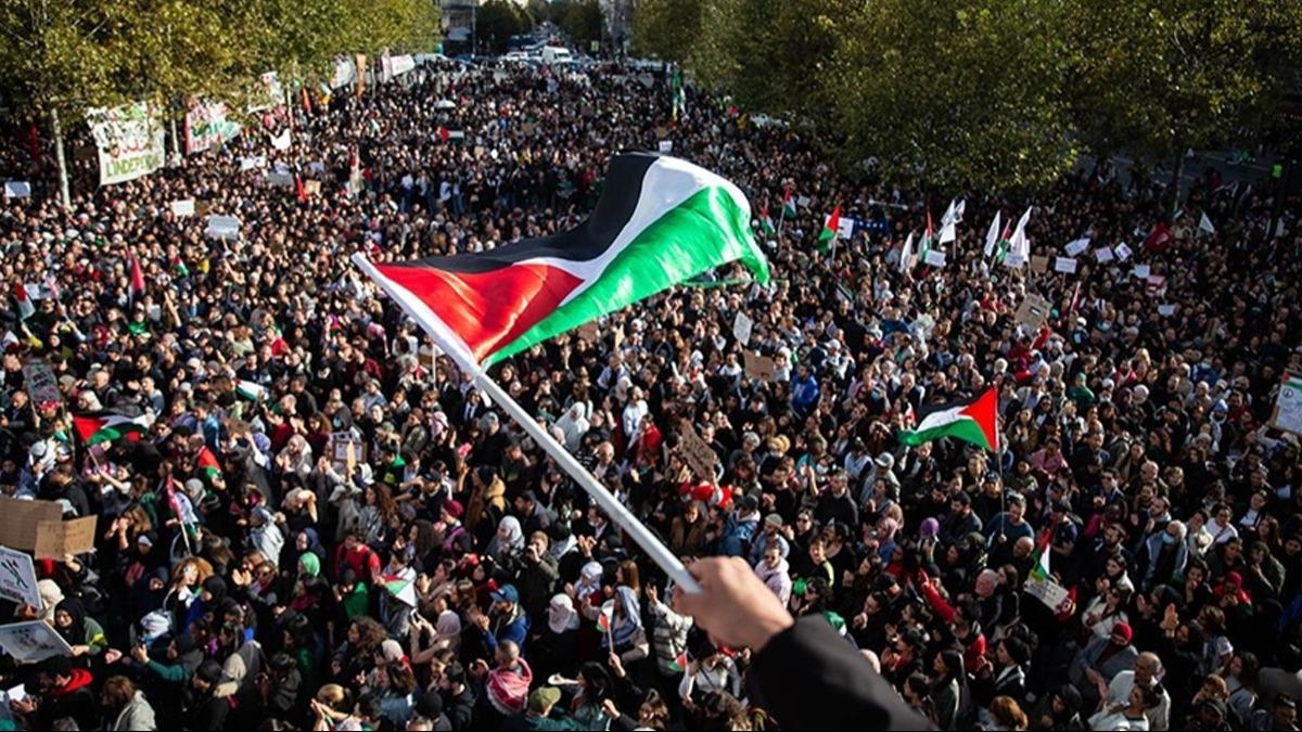 Paris, Filistin iin tek yrek oldu: Saint-Michel Meydan'nda srail'e yaptrm ars