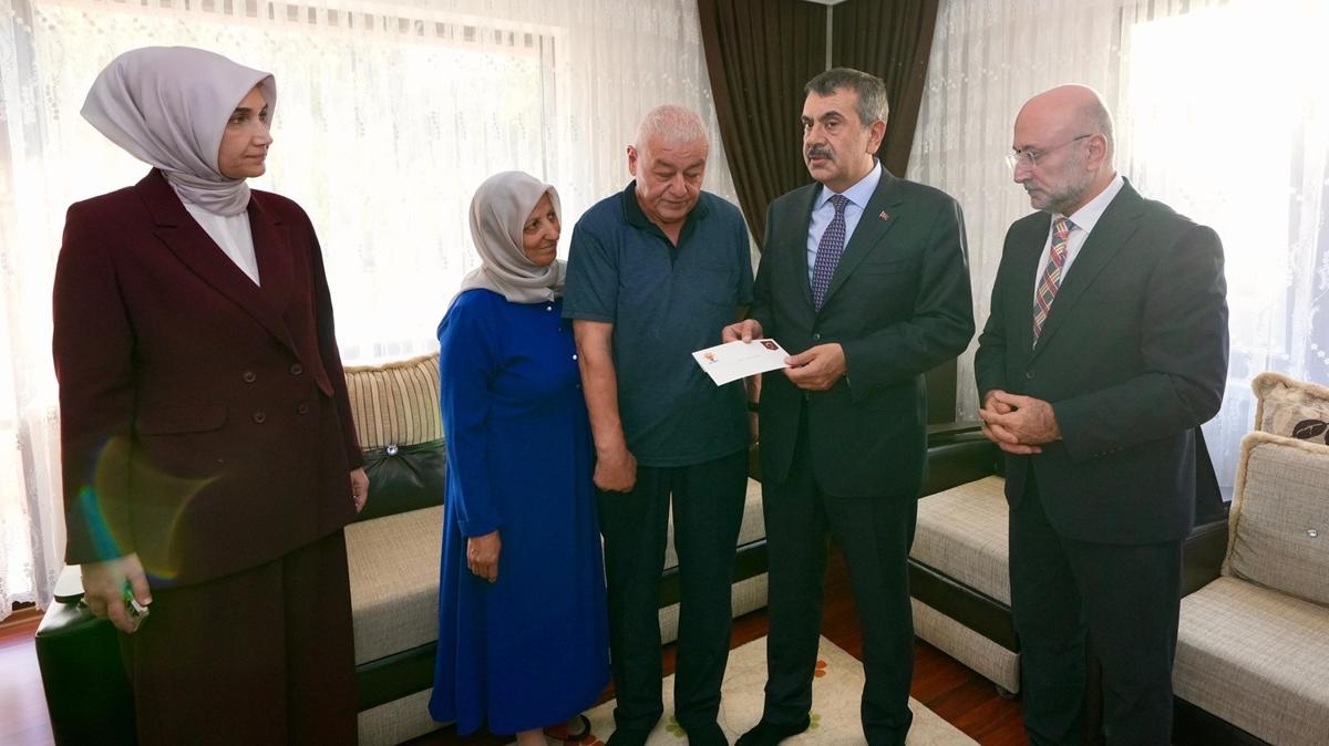 Bakan Tekin, Cumhurbakan Erdoan'n mektubunu ehit ailesine takdim etti