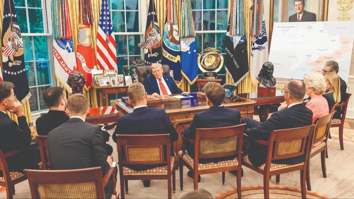 Oval Ofis'ten tarihe geen poz! Zirveyi glgede brakt