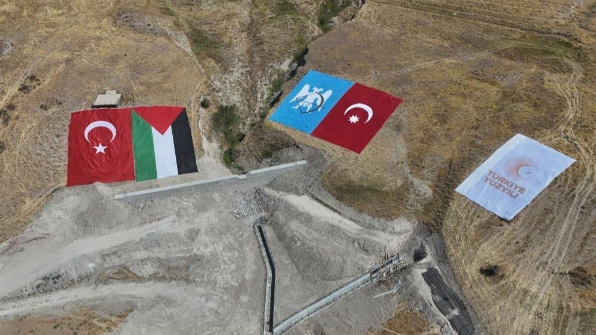 Ahlat'ta anlaml grnt: Dev Trk ve Filistin bayra yan yana