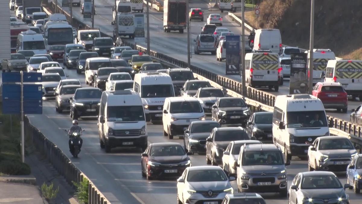 stanbul'da trafik kilit! Younluk yzde 72 olarak lld