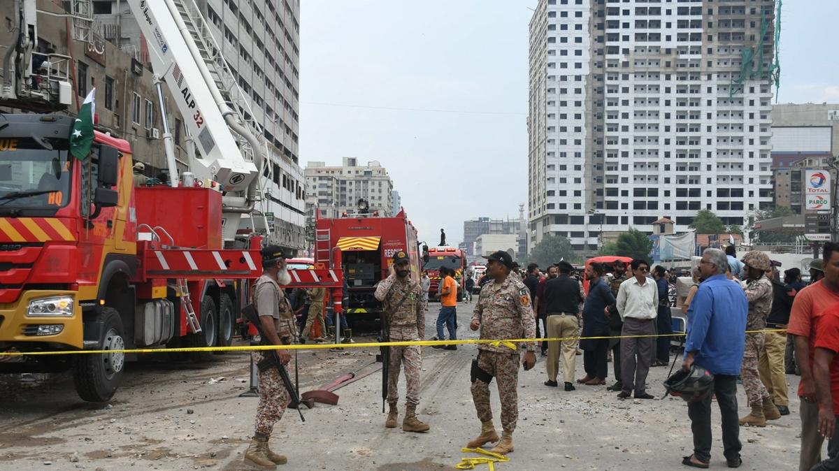 Pakistan'da havai fiek deposunda yangn: 12 yaral var 