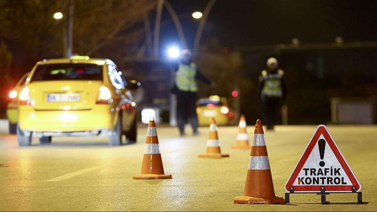 Jandarma'dan kaamadlar: ''Dur'' ihtarna uymayan otomobilden dzensiz gmenler kt