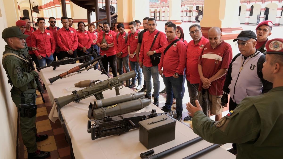 Maduro'nun arsyla harekete getiler: Sava gemisi kararna tepkiler  gibi