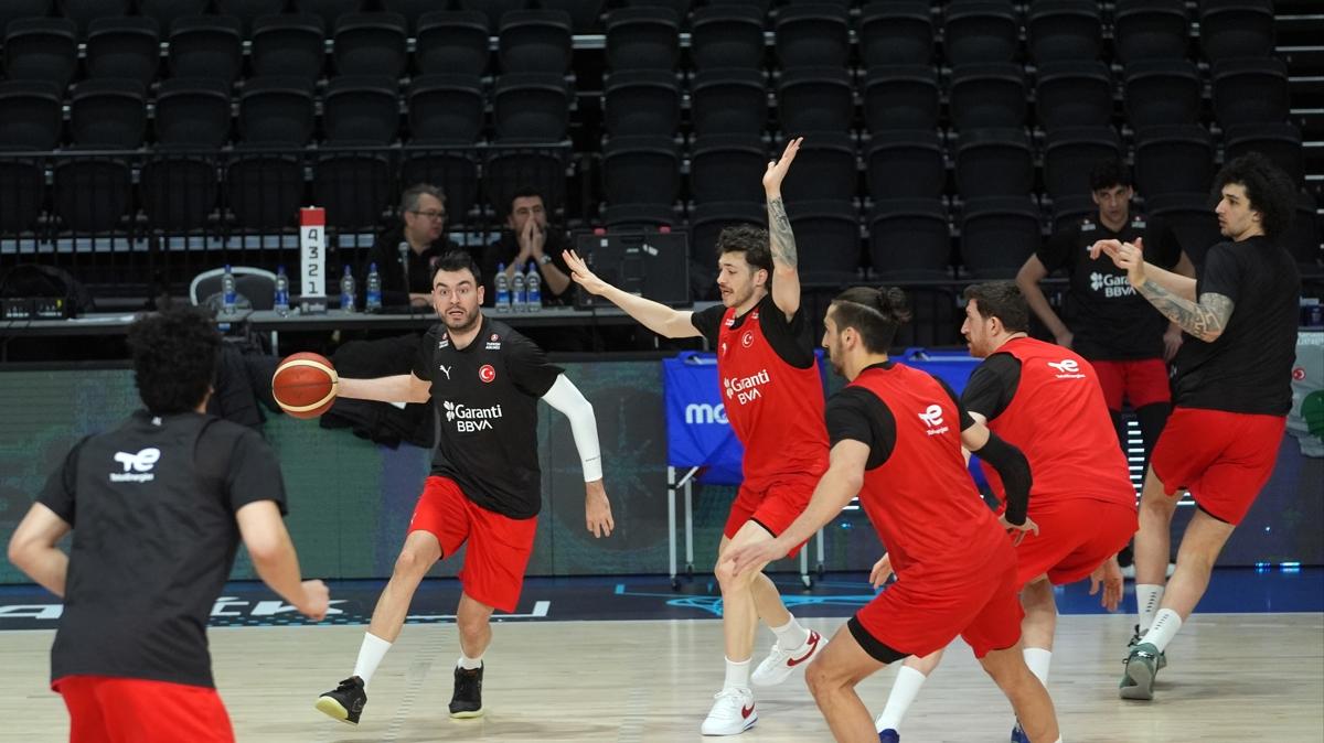 A Milli Erkek Basketbol Takm, Letonya'da ilk antrenmann yapt