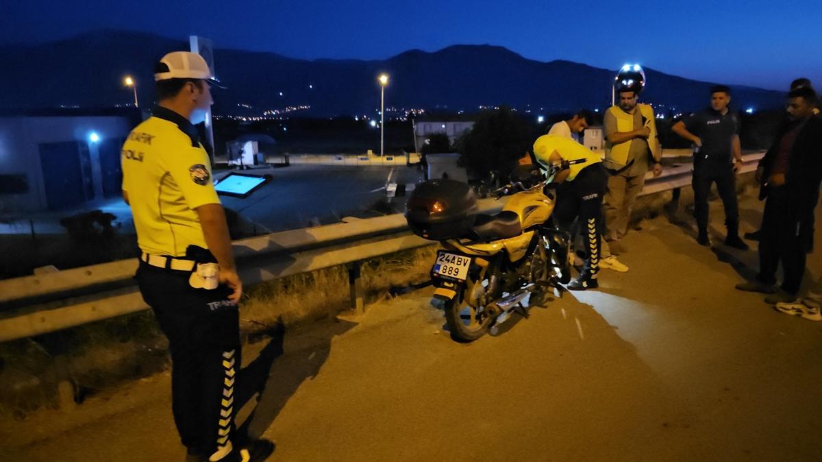 Erzincan'da motosiklet devrildi: 4 yaral