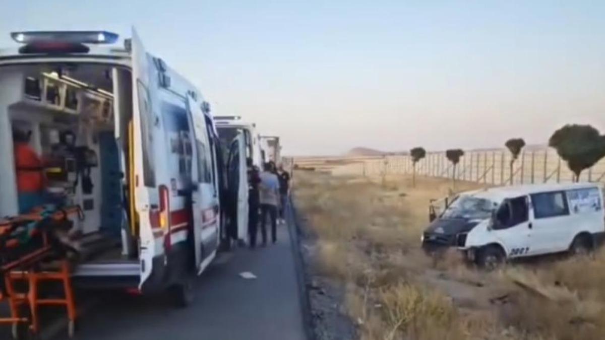 Van'da devrilen minibsteki 2 kii ld, 3 kii yaraland