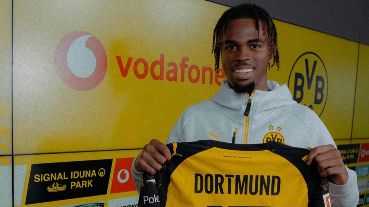 Borussia Dortmund, Carney Chukwuemeka'y  duyurdu