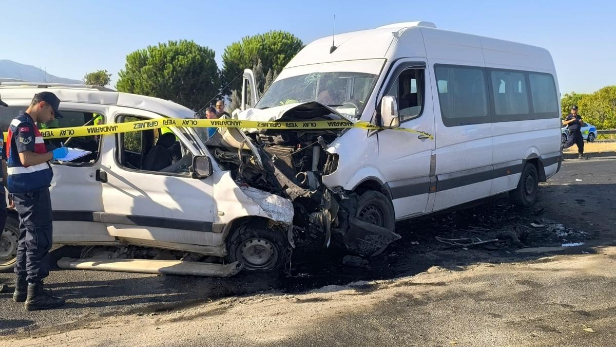 zmir'de feci kaza: Servisle otomobil arpt 