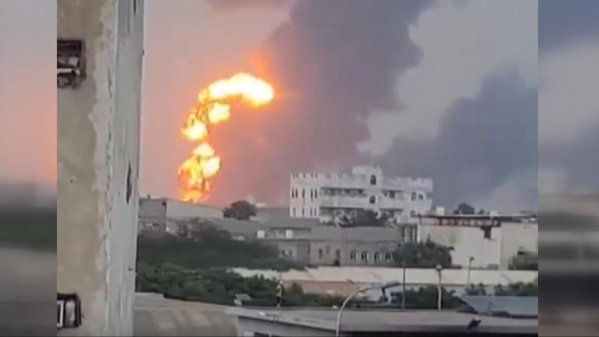 Katil srail, Yemen'i hedef ald! Bakentin birok blgesinde patlamalar meydana geldi