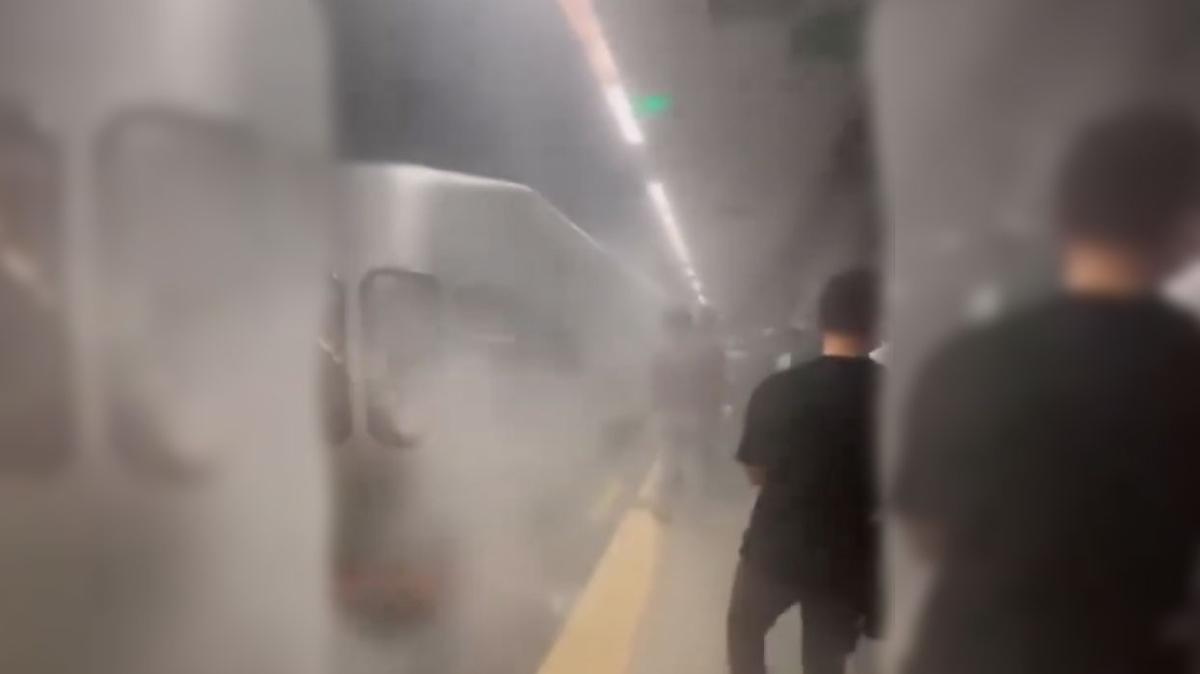 Metro istasyonunda yangn panii... Faciadan kl pay dnld