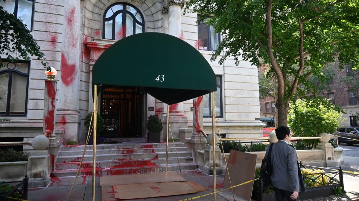 New York'ta Gazze Protestosu: NYT Genel Yayn Ynetmeni'nin evinin nne krmz boya dkld