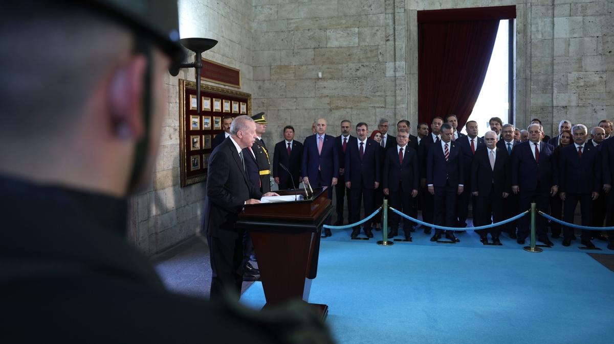 Devlet Erkan Antkabir'de... Cumhurbakan Erdoan: Emanetiniz emin ve ehil kadrolarda
