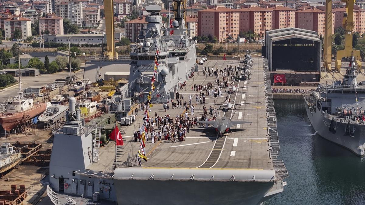 TEKNOFEST Mavi Vatan'da Zafer Bayram cokusu: Vatandalar TCG Anadolu'ya akn etti