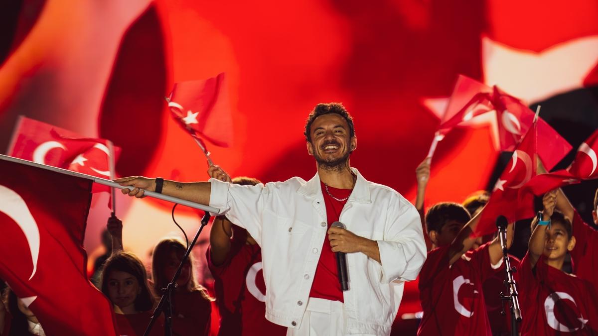 Buray, Zafer Bayram'nda coturdu... Kltr Yolu Festivali'nde sahneye kt!