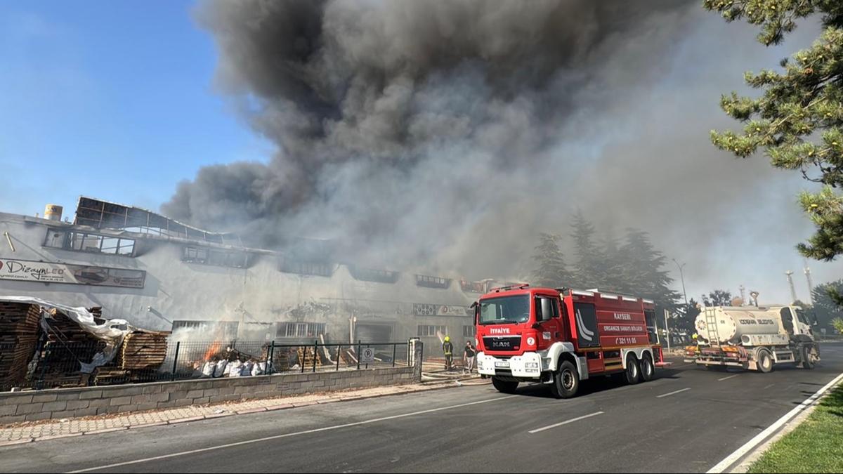 Kayseri'de i yerinde balayan yangn fabrikaya srad: Ekipler mdahale ediyor