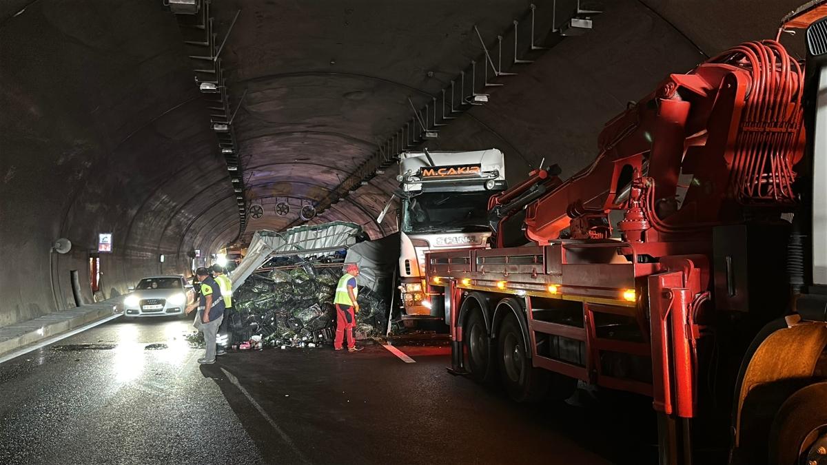 Riva Tneli'nde kaza... Kuzey Marmara Otoyolu'nda trafik kilitlendi