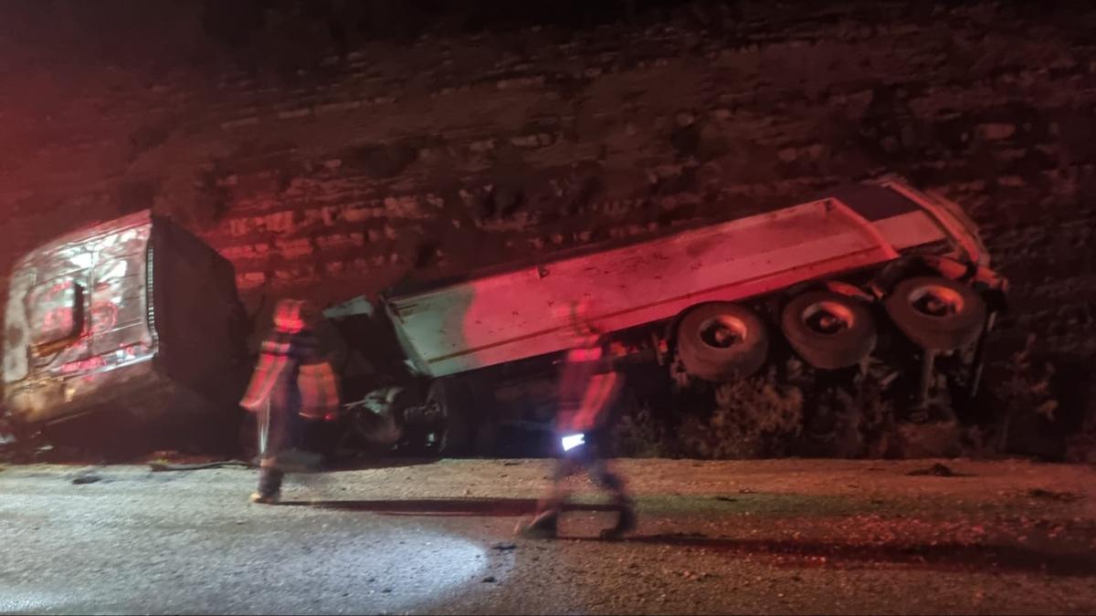Adana'da arampole devrilen kamyondaki 1 kii ld, 1 kii yaraland
