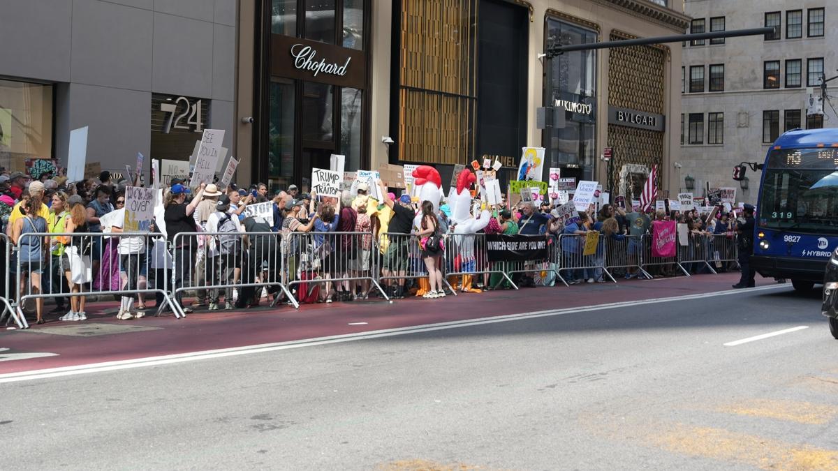 Trump'a istifa arlar byyor: Halkn deil zenginlerin bakan
