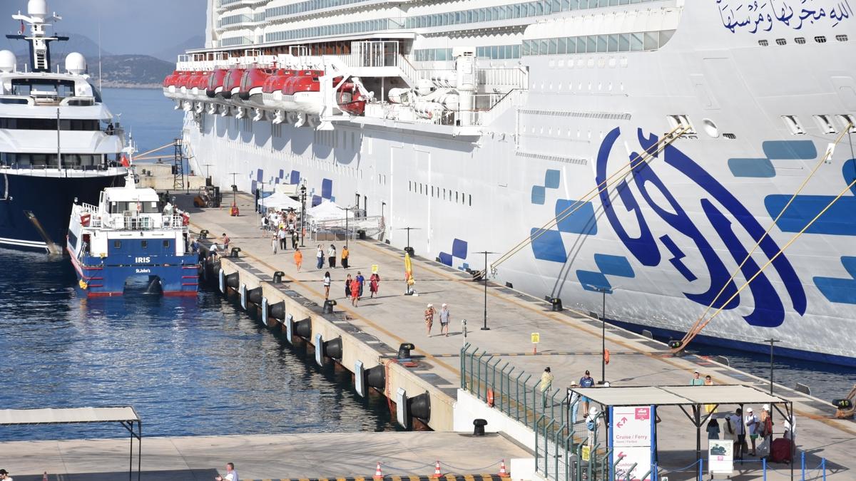 Bodrum'a kruvaziyerle turist akn