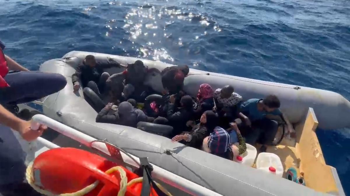 zmir'de dzensiz gmen operasyonu: 82'si yakaland 10'u kurtarld