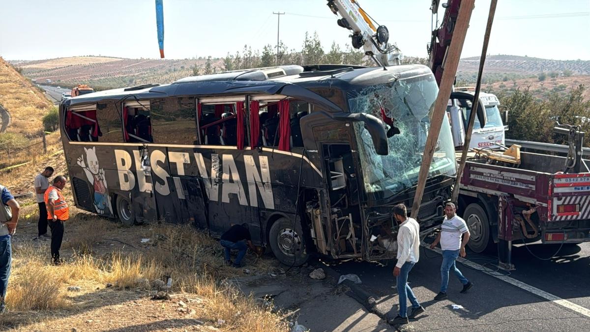 anlurfa-Gaziantep otoyolunda feci kaza: Otobs devrildi 27 kii yaraland