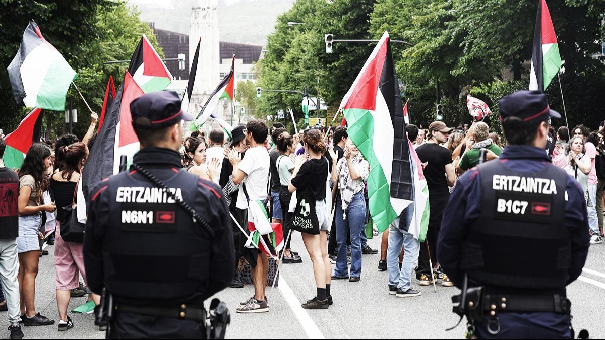 Filistin bayraklaryla srail'i protesto ettiler! Yar apar topar iptal edildi