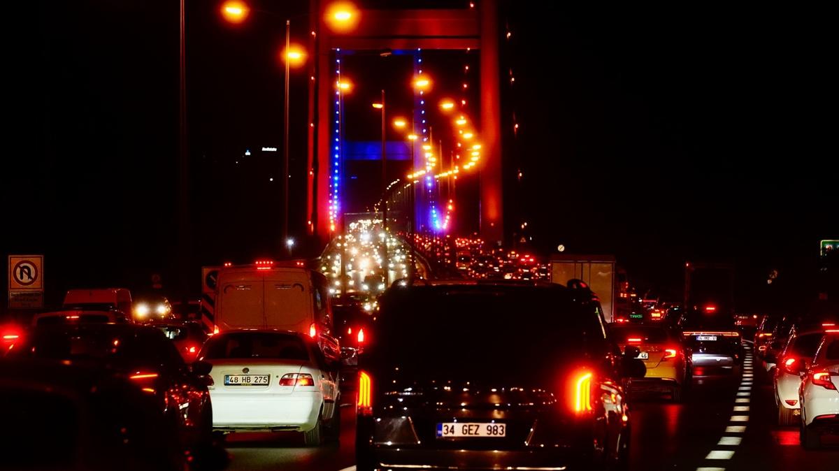 stanbul'da trafik ilesi: Younluk yzde 80'e ulat, kprler kilit