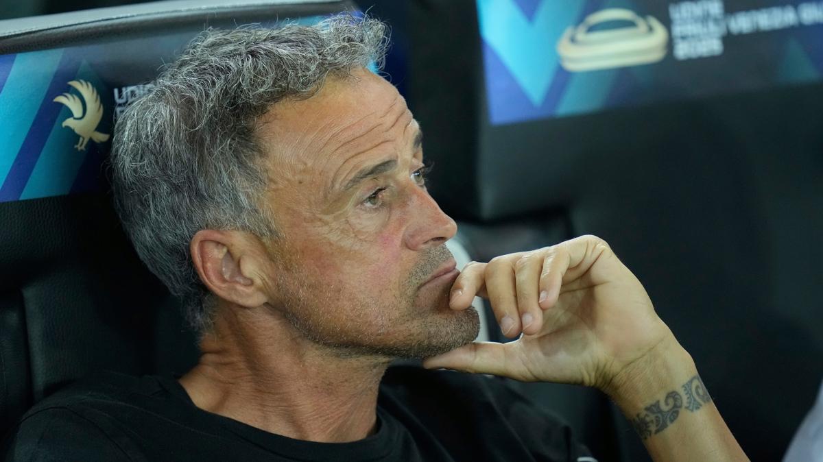PSG Teknik Direktr Luis Enrique'nin, ameliyat olaca akland