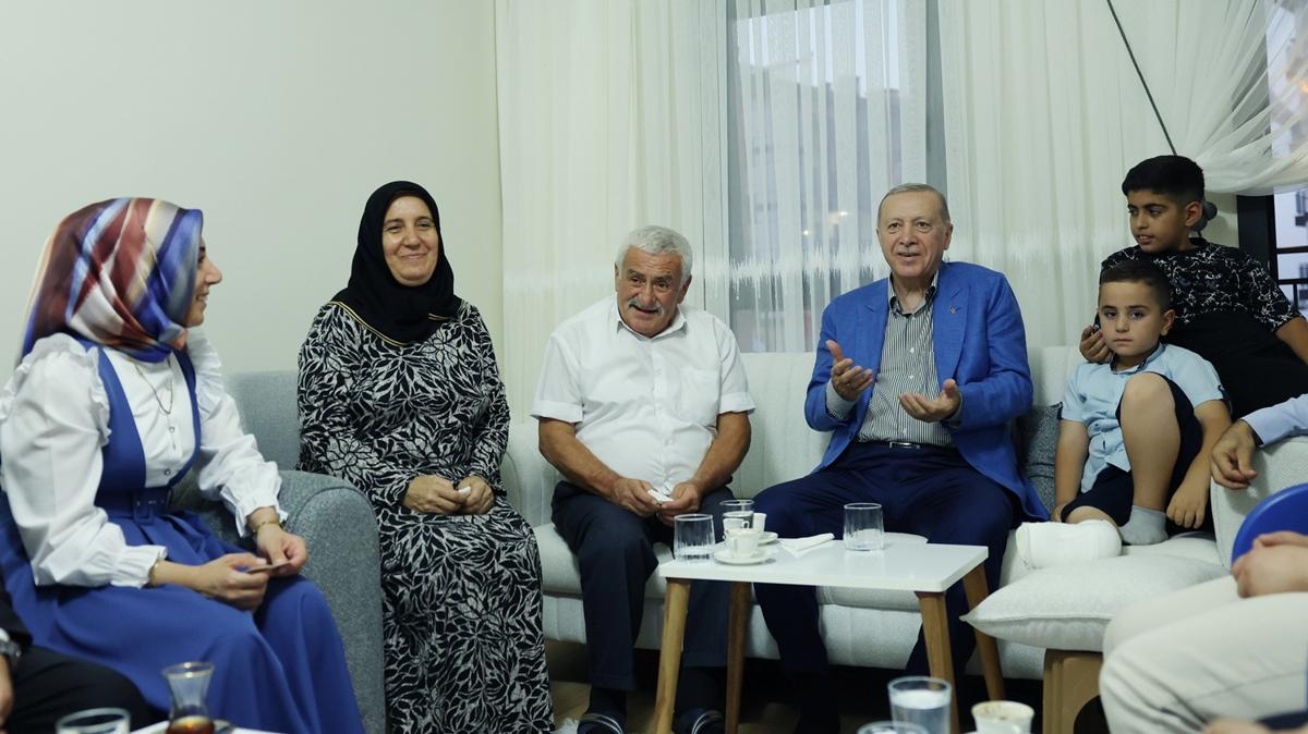 Cumhurbakan Erdoan, Malatya'da depremzede bir aileyi ziyaret etti  