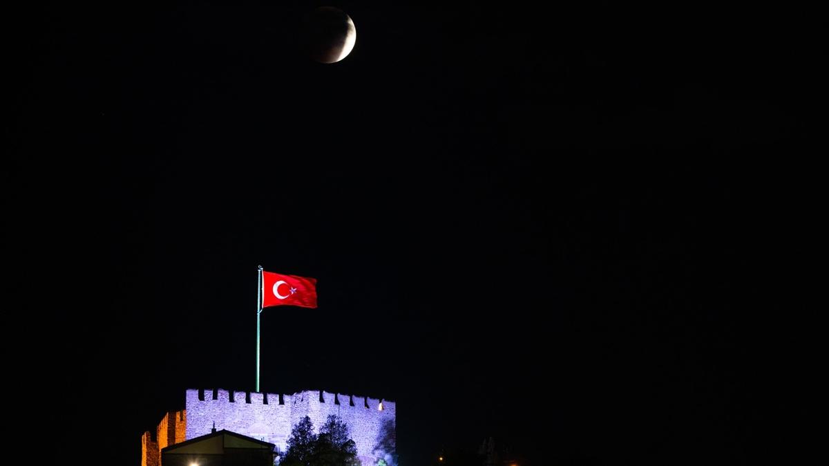 82 dakika srecek! ''Kanl Ay'' tutulmas balad: Trkiye'den izlenebiliyor