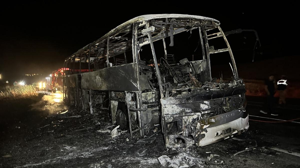 Van'da seyir halindeki yolcu otobs yand
