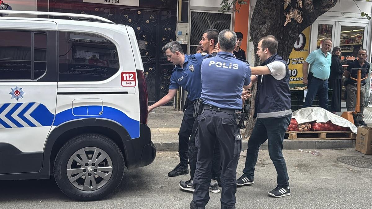 Bursa'da aile ii iddet! hbara giden polislerin zerine kpeini sald