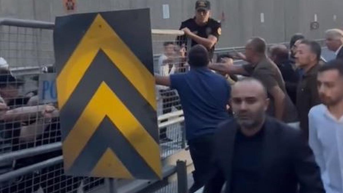 CHP, SMS ile kaos ars yapt! Parti iinde ''stanbul sava''