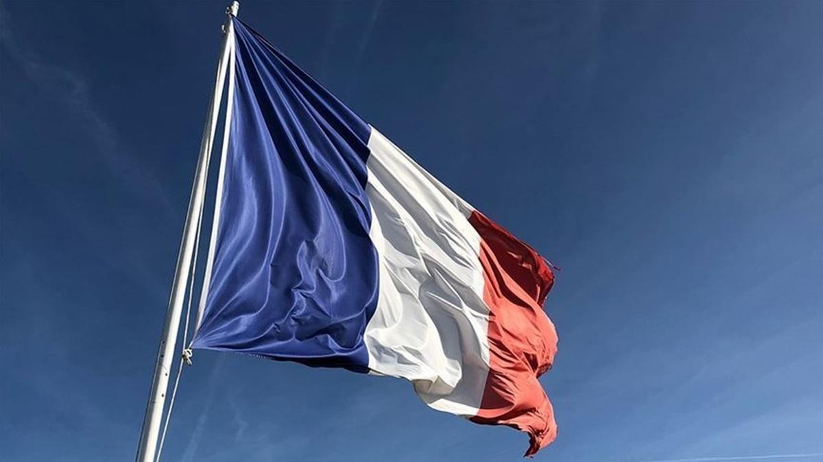 Fransa'da hkmet dt... Babakan Bayrou gvenoyu alamad