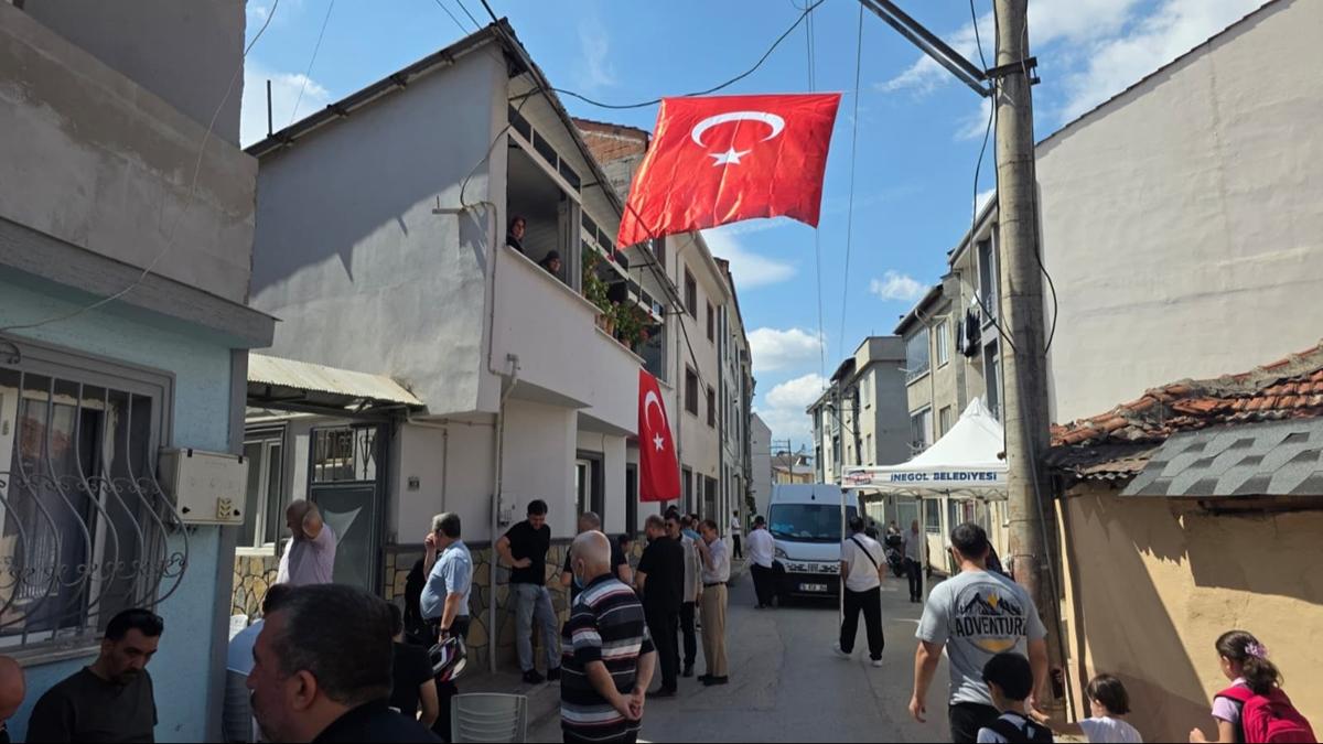 zmir'de silahl saldrda ehit olmutu.. Emniyet mdrnn ehadet haberi babaevine  ulat