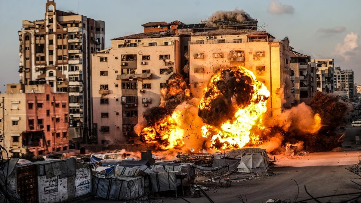 Soykrmc srail sava gemileriyle Gazze'ye saldrd! ok sayda Filistinli ehit oldu