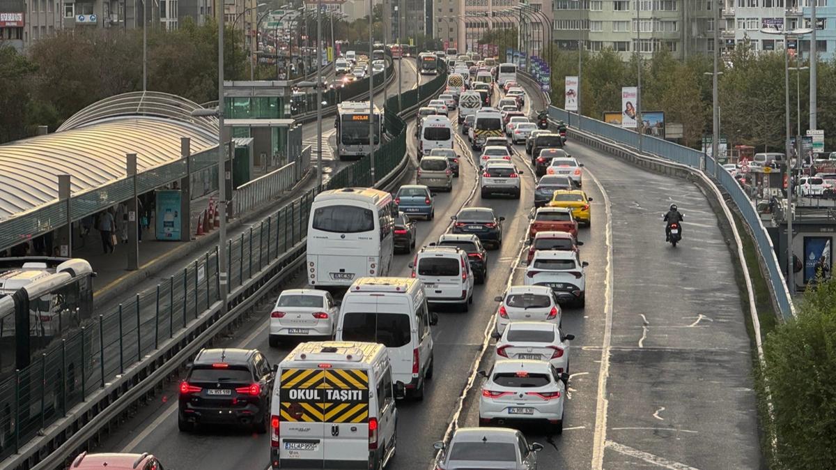 Yeni eitim retim ylnn ilk gn! stanbul'da trafik younluu artt