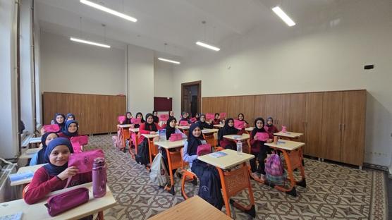 Eypsultan'daki mam Hatip rencileri okulun ilk gnnde 'Hanzala' ile tant